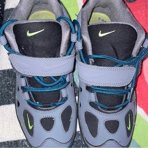 Used Big Kid’s Sized Nike Diamond Turf